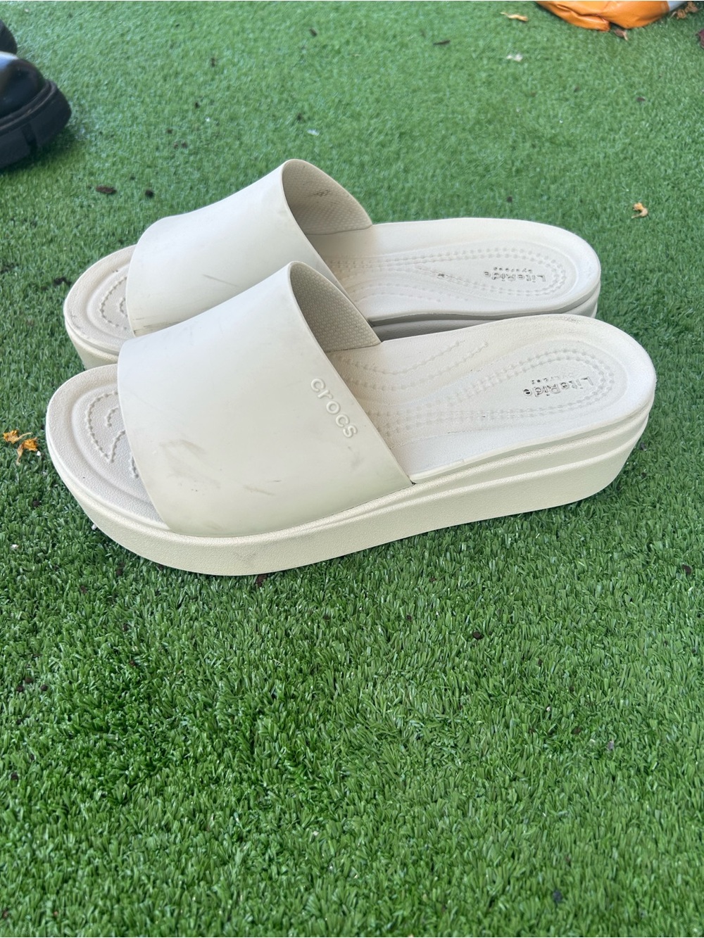 Cream wedge slides